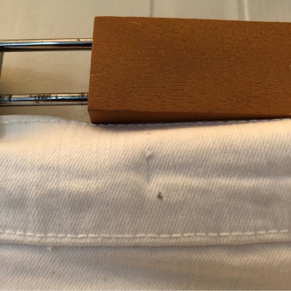 FRAME - Le Skinny de Jeanne Ripped Jeans • White - Picture 12 of 15